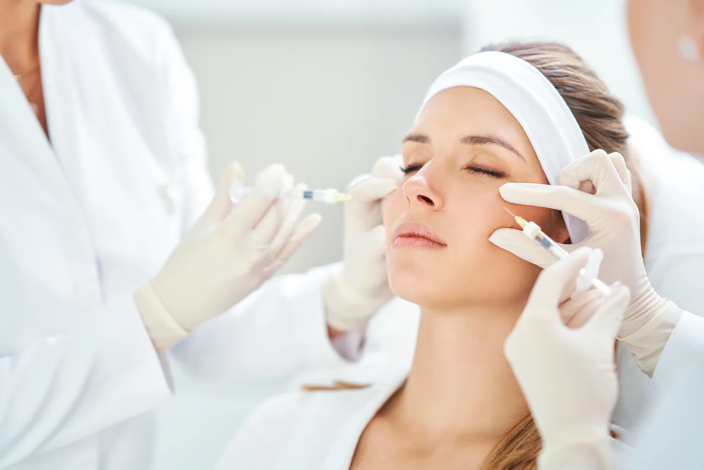 Procedimiento de medicina estética facial en The Aesthetic Boutique by Luis Devoz, Bogotá